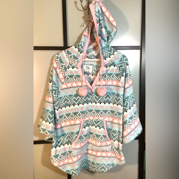 Love to Lounge fleece poncho with hoodie & pocket. One size - Picture 2 of 5